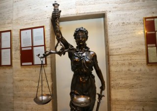 Обвиниха четирима полицаи за измама при проверка на шофьор на лек автомобил